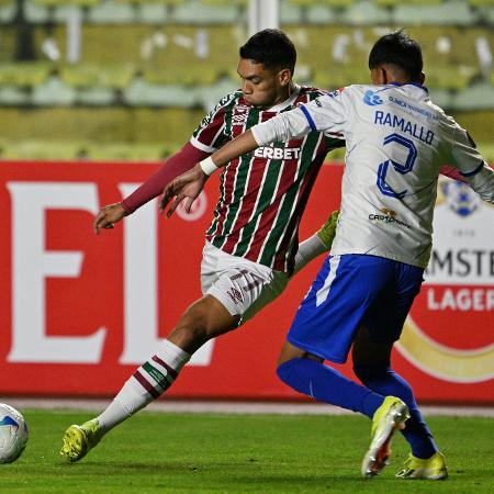 Paulo Baya em ação durante San José x Fluminense, duelo da Sul-Americana