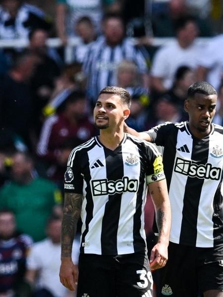Bruno Guimarães e Isak comemoram gol do Newcastle sobre o Chelsea pelo Inglês Bruno Guimarães e Isak comemoram gol do Newcastle sobre o Chelsea pelo Inglês