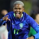 Brasil segura 'trem-bala japonês' e vence de virada com golaço de estreante