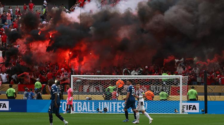 Torcedores do Wydad transformam Lincoln Financial Field em "caldeirão" vermelho preto e paralisam jogo contra Juventus Torcedores do Wydad transformam Lincoln Financial Field em "caldeirão" vermelho preto e paralisam jogo contra Juventus