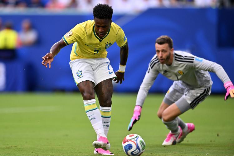 vini-jr-driblou-o-goleiro-e-marcou-para-o-brasil-sobre-a-escocia-em-duelo-da-copa-do-mundo-1782339565578_v2_750x1 Brasil domina Escócia na Copa e avança em 1º; Neymar volta após 2 anos e 8 meses