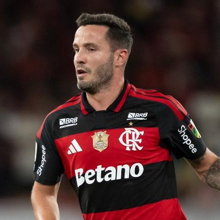 Saúl em ação durante jogo do Flamengo no Brasileirão