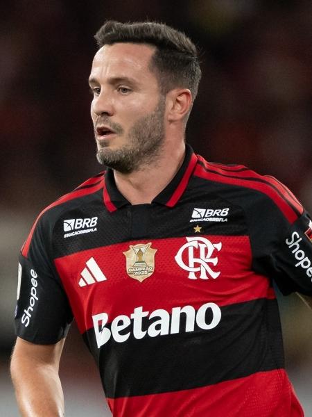 Saúl em ação durante jogo do Flamengo no Brasileirão