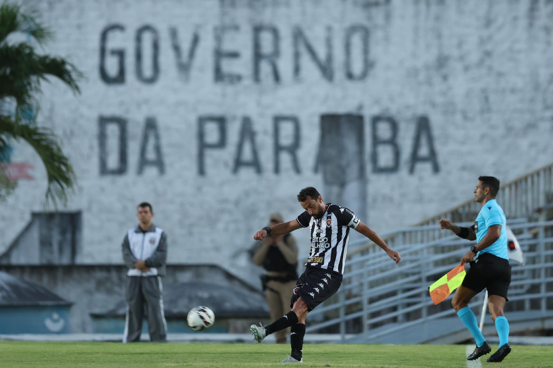 Com 45 anos, Nenê disse que ainda pretende continuar jogando - undefined