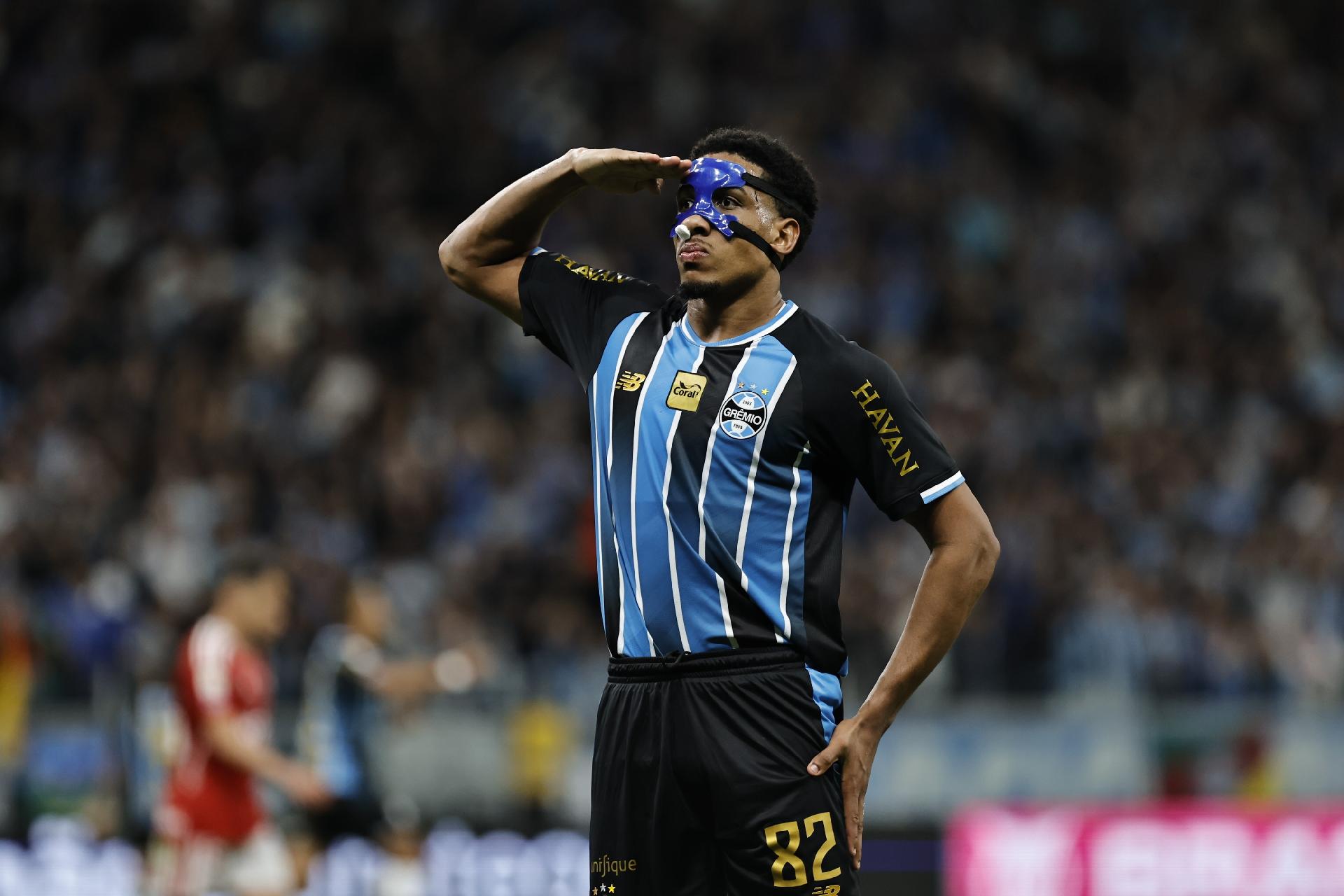 Com proteção no nariz, Wallace marcou o gol de empate do Grêmio no Grenal deste domingo - undefined