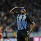 Autor de gol do Gr&ecirc;mio adiou cirurgia para jogar Grenal: 'No sacrif&iacute;cio'