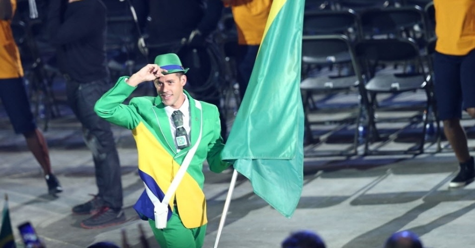 Thiago Pereira foi o porta-bandeiras do Brasil no desfile na cerimônia de abertura