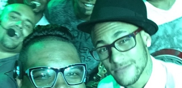 Mellete (à esq., de microfone) e os colegas do grupo Clareou com Neymar na festa de aniversário da irmã dele, Rafaella, em março - Reprodução