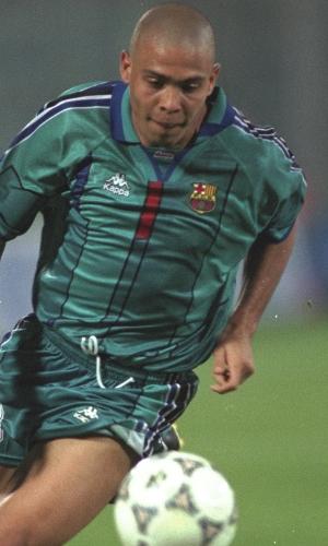 Ronaldo em ação pelo Barcelona contra a Fiorentina, em 1997