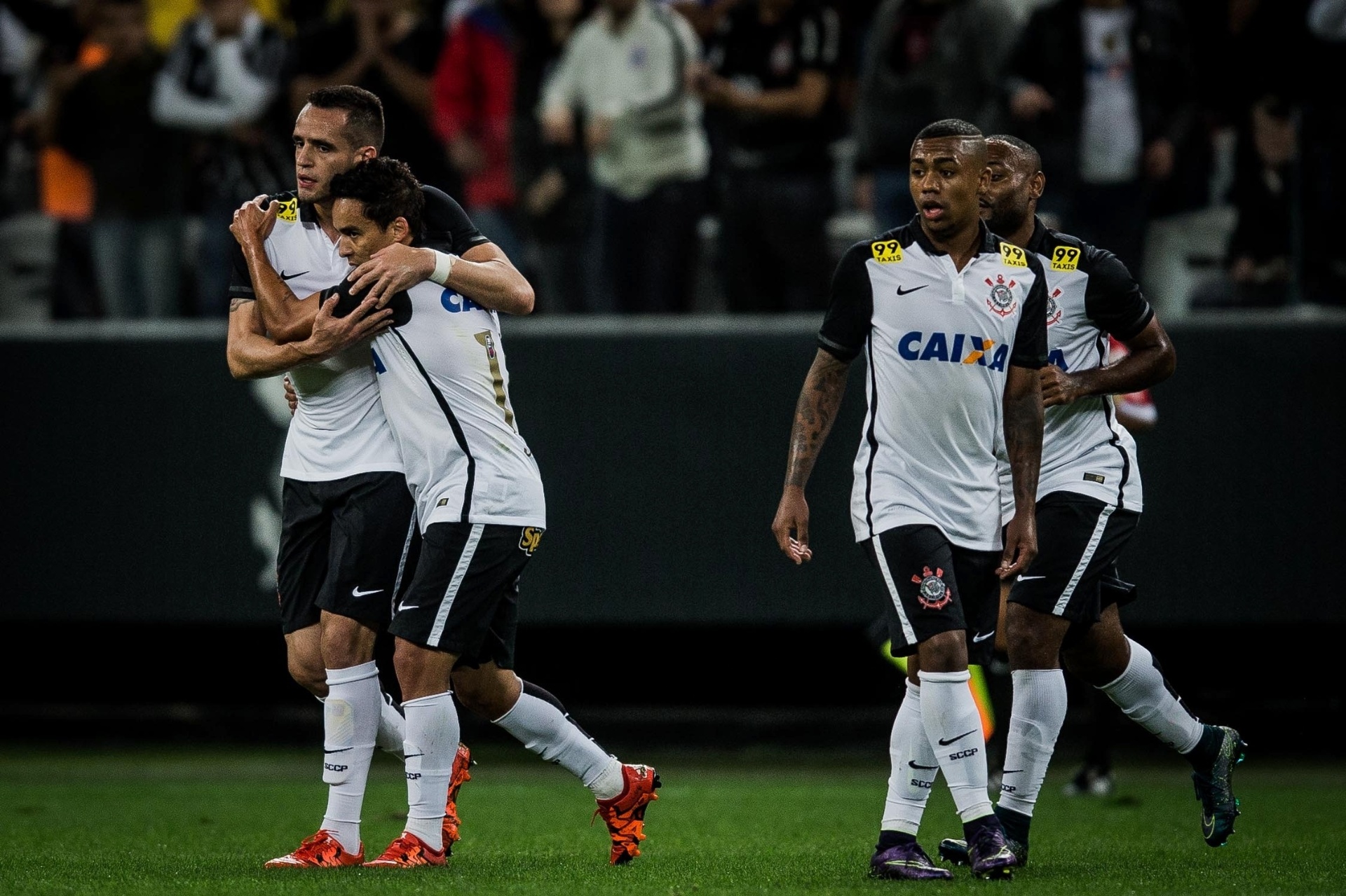 Destaques da campanha, Jadson e Renato Augusto se abraçam para comemorar 1º gol - undefined