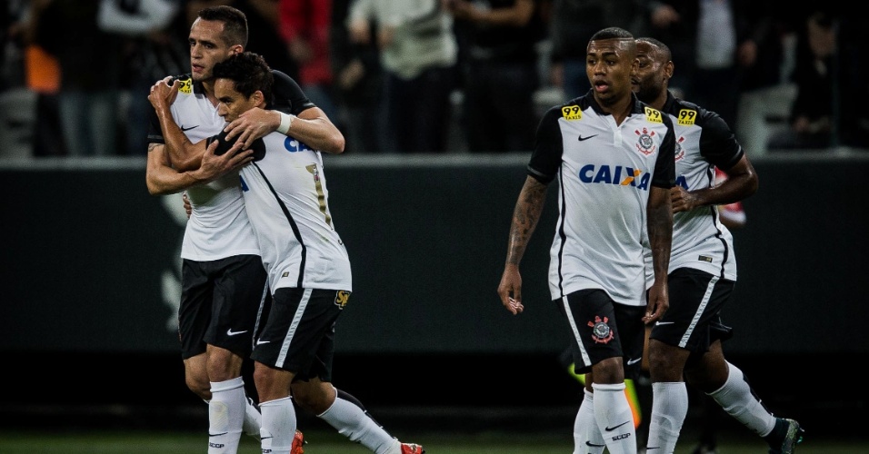 Destaques da campanha, Jadson e Renato Augusto se abraçam para comemorar 1º gol
