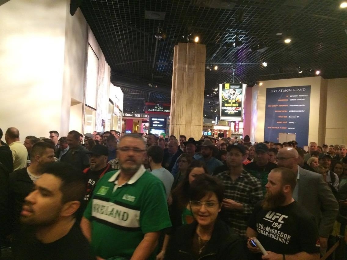 Irlandeses aguardam para entrar no MGM Grand Arena - Jorge Corrêa/UOL