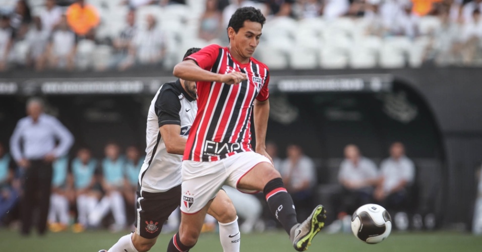 Paulo Henrique Ganso, do São Paulo, carrega a bola pressionado pela marcação corintiana