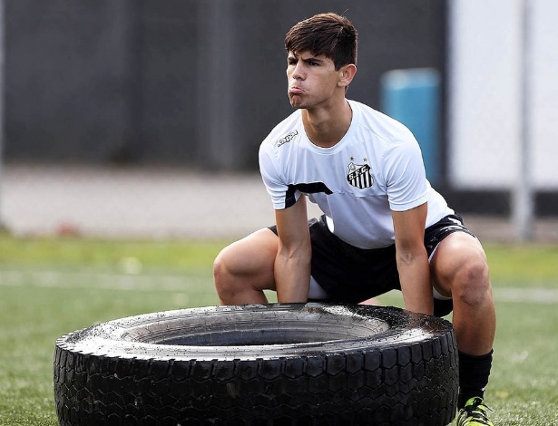 Ceará, da equipe de base do Santos, levanta pneu de caminhão em treino - Pedro Ernesto Guerra Azevedo/Santos FC