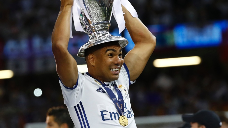 Casemiro coloca a taça da Champions na cabeça em festa do Real Madrid - Eddie Keogh/Reuters