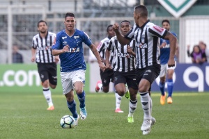 Atletas tentam explicar queda do Cruzeiro no clássico: deixamos de jogar