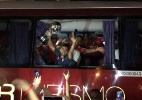 Em ônibus depredado, Independiente festeja título na saída do Maracanã - Pedro Ivo Almeida/UOL
