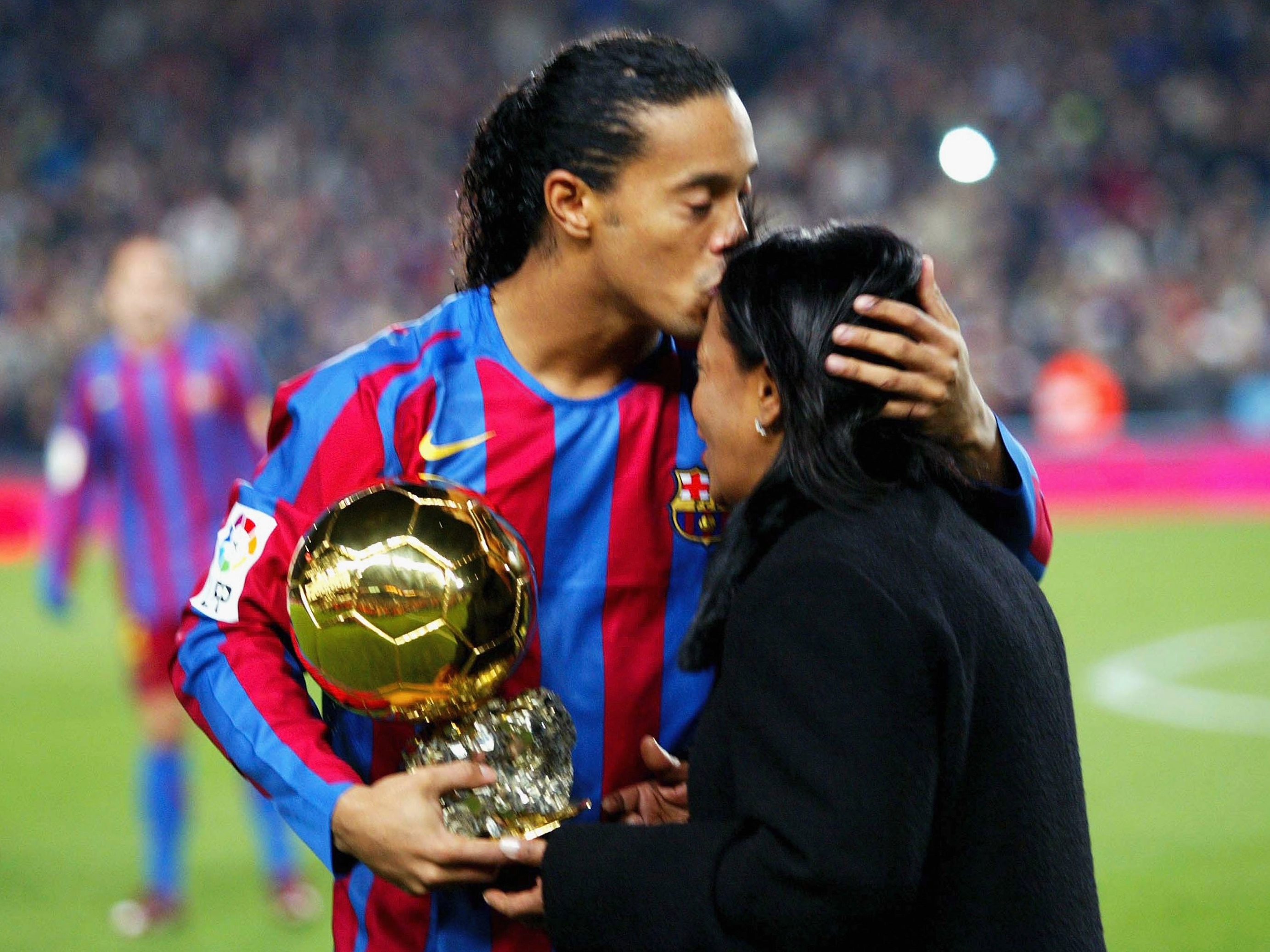 Ronaldinho fala pela primeira vez após morte da mãe e agradece apoio