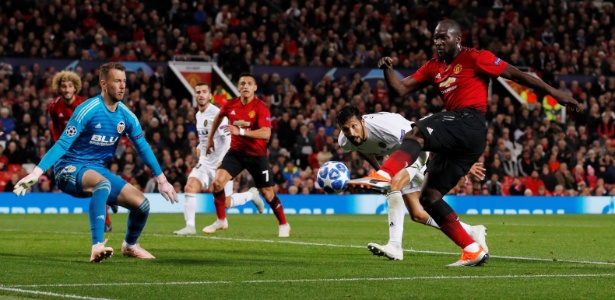 Neto em ação durante jogo do Valencia contra o Manchester United - REUTERS/Phil Noble