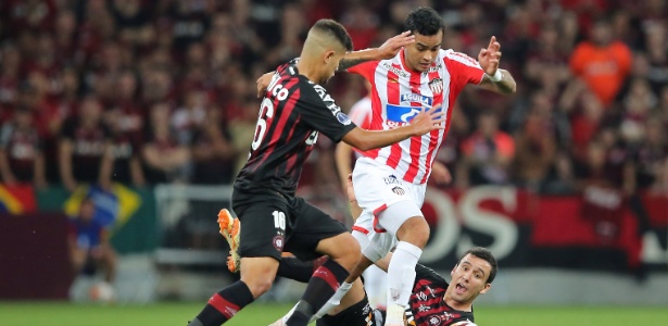 Bruno Guimarães disputa bola durante Atlético-PR x Junior de Barranquilla - Heuler Andrey / AFP - Heuler Andrey / AFP