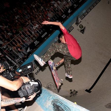 Paranaense Augusto Akio Takahashi dos Santos, o Japinha, venceu o torneio de skate em piscina Converse Big Pool Day, em Caçapava - Paulo Anshowinhas/UOL