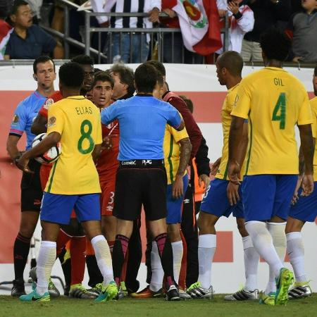 Jogadores de Brasil e Peru cercam o árbitro Andrés Cunha após gol de mão de Ruidiaz