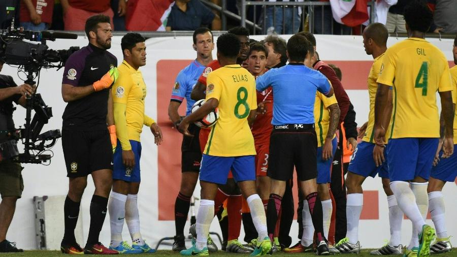 Jogadores de Brasil e Peru cercam o árbitro Andrés Cunha após gol de mão de Ruidiaz em 2016 - AFP PHOTO / Timothy A. CLARY