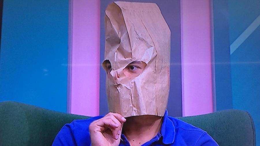 Bruno Vicari aparece com saco de papel na cabeça durante o BB Debate - Reprodução/ESPN