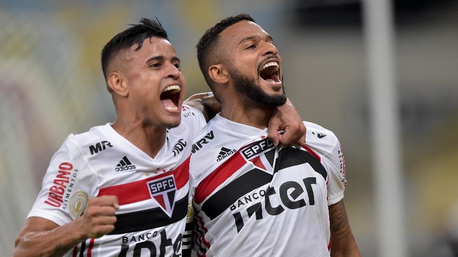 Reinaldo comemora gol do São Paulo - Thiago Ribeiro/AGIF