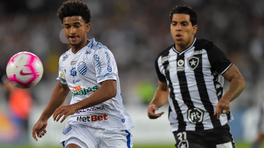 Warley atuou pelo CSA durante Campeonato Brasileiro; na foto, ele encara justamente o Botafogo - Thiago Ribeiro/AGIF