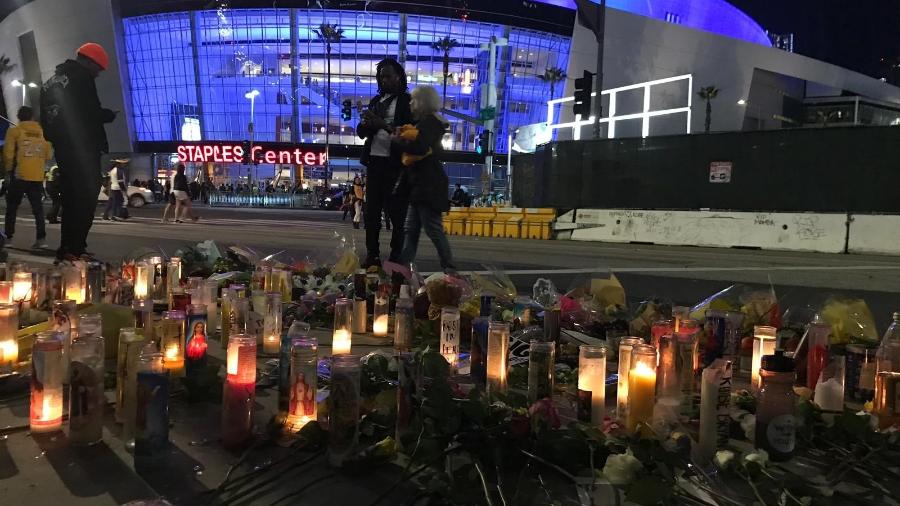 Homenagens a Kobe Bryant invadem o lado de fora do Staples Center, em Los Angeles, na primeira partida do Lakers desde a morte do ídolo - Juliana Garbo/UOL
