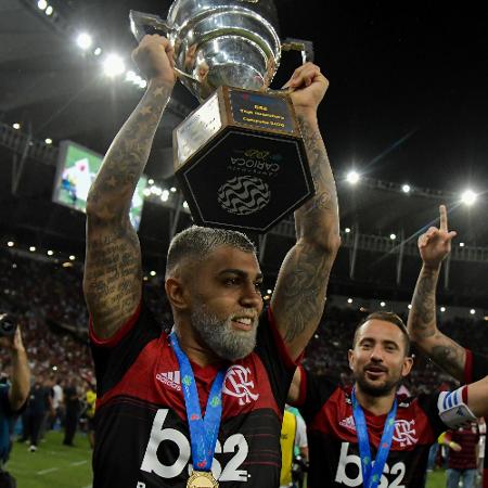 Gabigol levanta o troféu da Taça Guanabara, conquistado pelo Flamengo - Thiago Ribeiro/AGIF
