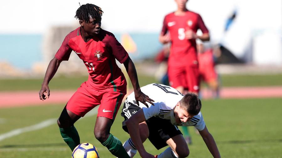 O jovem atleta Joelson Fernandes jogando pela seleção sub-16 de Portugal - Ricardo Nascimento/Bongarts/Getty Images