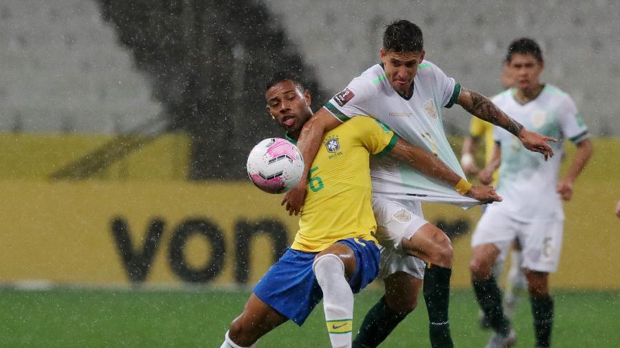 Renan Lodi disputa bola com Cristhian Arabe, durante a partida entre Brasil e Bolívia - AMANDA PEROBELLI/REUTERS