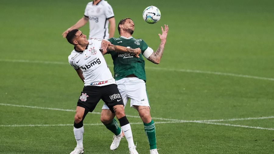 Gabriel disputa a bola com o atacante Rafael Moura na partida entre Corinthians x Goiás  - Marcello Zambrana/AGIF