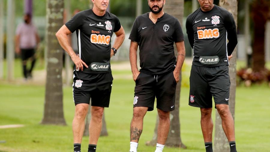 Danilo, treinador do sub-23, acompanha seus jogadores em treino com o time de Vagner Mancini - Rodrigo Coca/Agência Corinthians