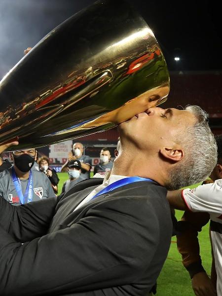 O técnico Hernán Crespo beija o troféu do Campeonato Paulista após o título diante do Palmeiras - Rubens Chiri/São Paulo