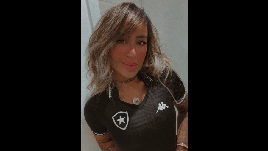 Rafaella, irmã de Neymar, posa com a camisa do Botafogo - Twitter