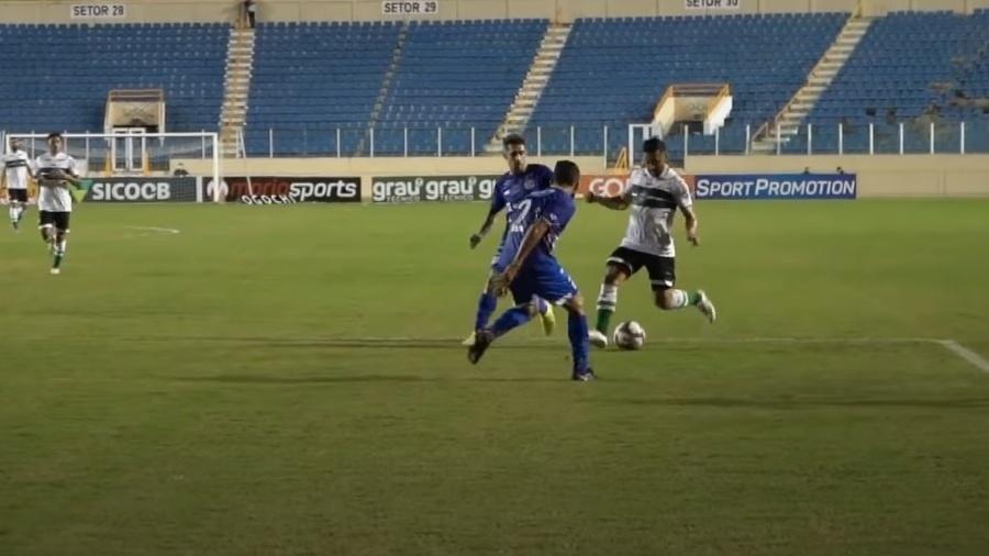 Robinho cruzou com a perna esquerda para o gol de Waguninho e surpreendeu jogador do Confiança - Reprodução/YouTube