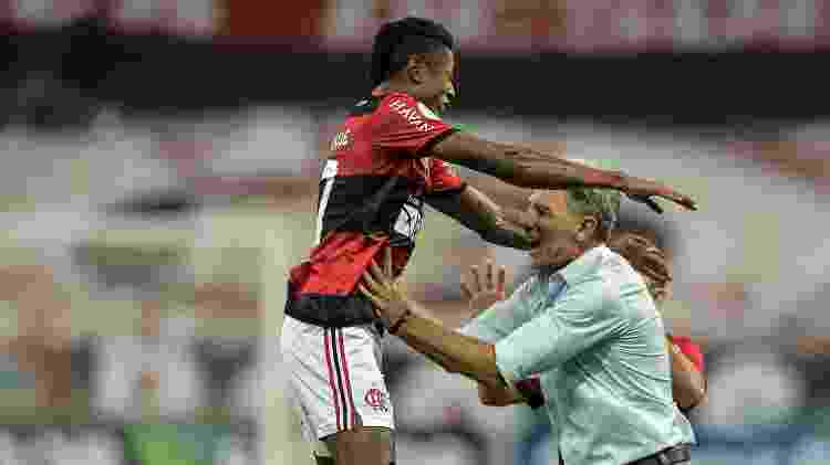 Bruno Henrique abraça Renato Gaúcho após marcar pelo Flamengo - Thiago Ribeiro/AGIF - Thiago Ribeiro/AGIF