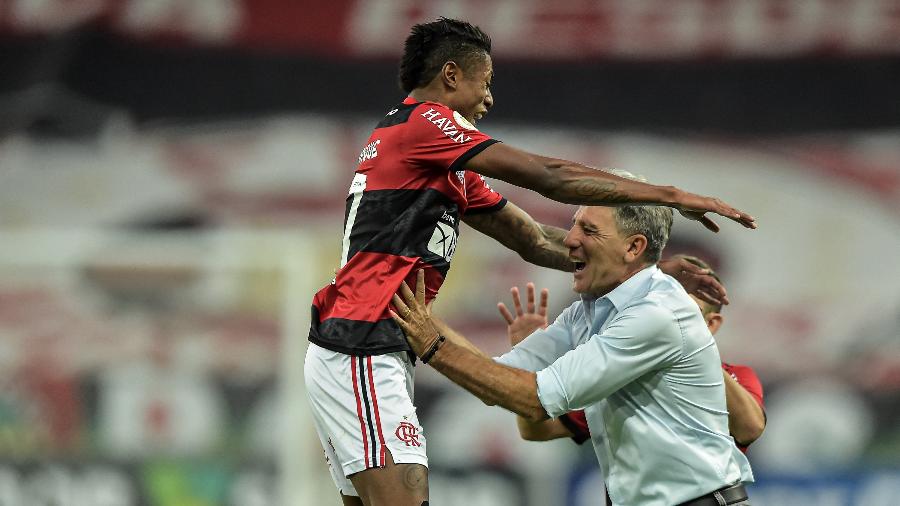 Bruno Henrique abraça Renato Gaúcho após marcar pelo Flamengo: coleção de goleadas sobre paulistas - Thiago Ribeiro/AGIF