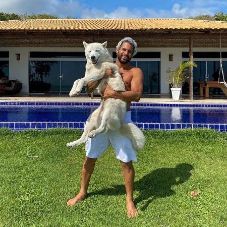 Ítalo Ferreira posa para foto com seu cachorro, o Peniche - Reprodução/Instagram