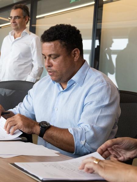 Ronaldo assina compra de 90% das ações do Cruzeiro - Divulgação XP