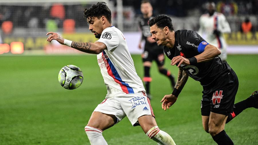 Lucas Paquetá desafia a marcação de Jose Fonte durante jogo do Lyon contra o Lille: derrota por 1 a 0 - Olivier Chassignole/AFP