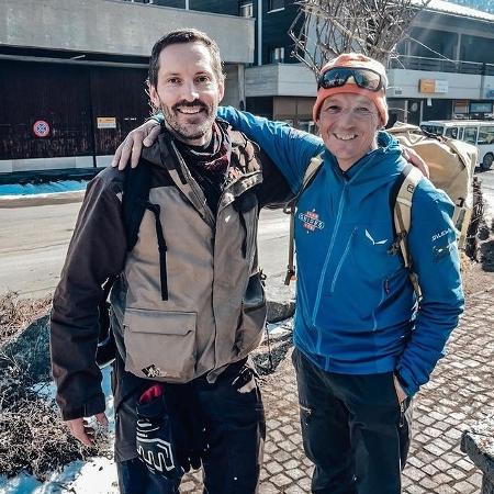 Tim Blakey (esq.), snowboarder britânico, foi salvo após cair numa fenda e usar um recurso do celular - Reprodução/Instagram