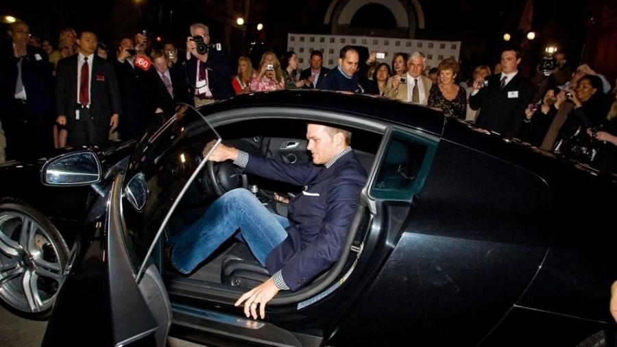 Tom Brady quase não cabe em seu Audi R8, um dos veículos de sua valiosa coleção - Getty Images