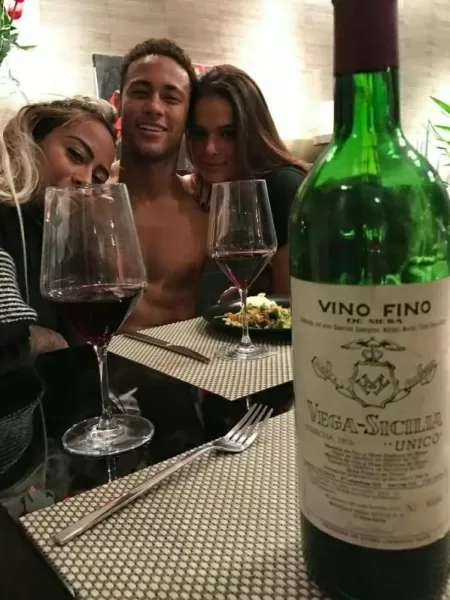 Neymar ostenta vinho em jantar com Bruna Marquezini - Reprodução - Reprodução