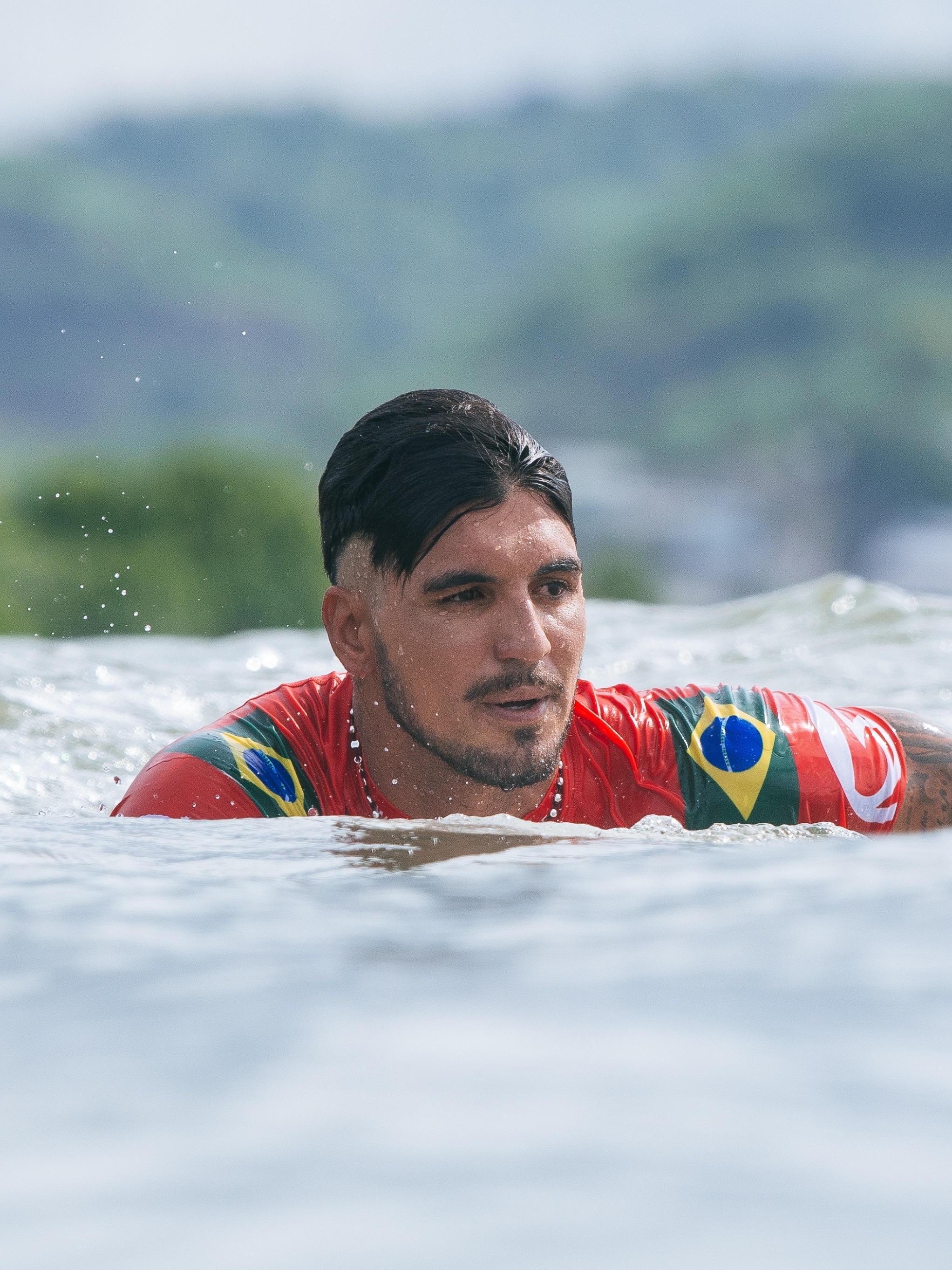 Surfe: Italo Ferreira e ator de Thor surfam juntos em piscina de ondas