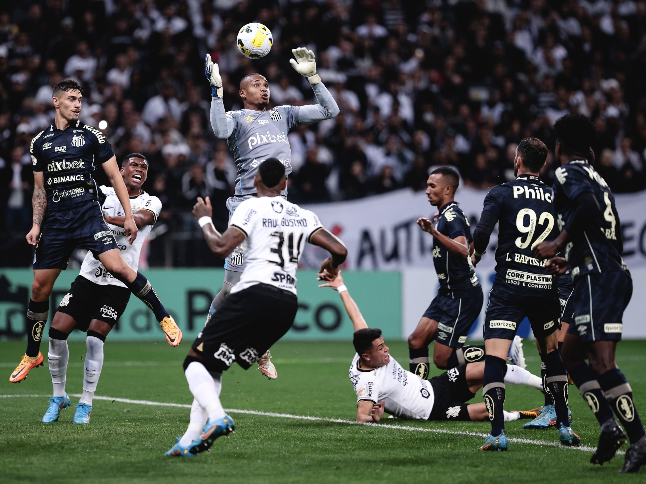 Corinthians arrasa Santos e está com um pé na final do Brasileiro