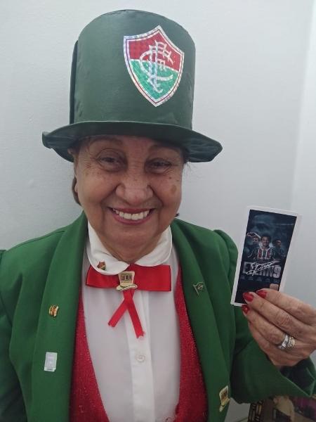 Dona Maria de Lourdes Pereira da Silva, a Vovó Tricolor, com ingresso para a despedida do Fred, atacante do Fluminense - Arquivo Pessoal